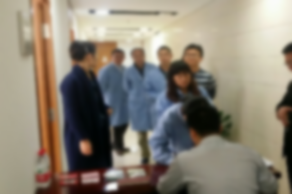 评委现场从票号箱抽取二维码票号参与测评